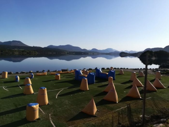 Vi er fullbooket for utleier ut Mai, men Søndager er det fortsatt Åpen Dag!
Så ta turen nå 11.05 med innsjekk fra 12.00 til 12.30!
Det er fantastisk vær til helgen og vi har paintballs som skyter rett som laserstråler!
Børst støv av paintballutstyret ditt og kom!

På Åpen Dag er det følgende priser som gjelder med medlemskapspriser i parantes.
Ønsker du å bli medlem for 2025 sesongen så koster det bare 500,-!
Baneleie: 50,- (0,-)
Lånepakke: 50,- (0,-)
500 paintballs: 175,- (125,-)
2000 paintballs: 550,- (450,-)