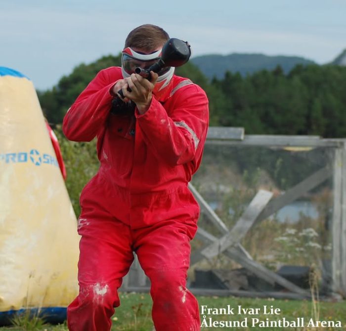 Nå er ting på plass hos oss igjen!
Derfor er du selvfølgelig invitert til Åpen Dag på Søndag 25.05!
Innsjekk er mellom klokken 12 og 12.30
Så spiller vi paintball noen timer!
Ta med deg en venn eller kom alene, det er ingen hindring og du møter nye folk hos oss!
Kom da!

På Åpen Dag er det følgende priser som gjelder med medlemskapspriser i parantes.
Ønsker du å bli medlem for 2025 sesongen så koster det bare 500,-!
Baneleie: 50,- (0,-)
Lånepakke: 50,- (0,-)
500 paintballs: 175,- (125,-)
2000 paintballs: 550,- (450,-)