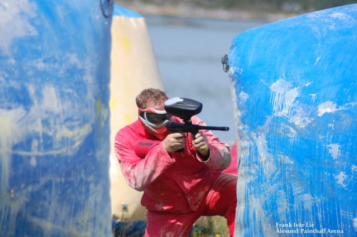 Søndag 08.06 er vi igjen klare for Åpen Dag!
Innsjekk mellom klokken 12 og 12.30.
Ta med deg et smil og gjerne en venn eller partner og spill paintball!
Har du noen spørsmål?
Bare kommenter under her eller send oss en melding!